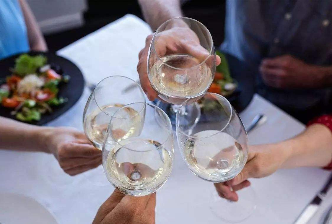 中國人送禮為什么都選擇高端白酒定制？